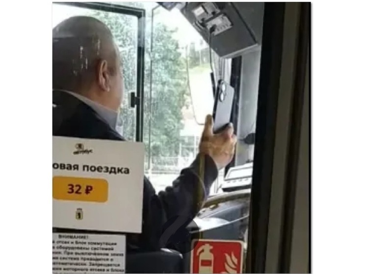 Ярославский водитель вел автобус, разговаривая по видеосвязи