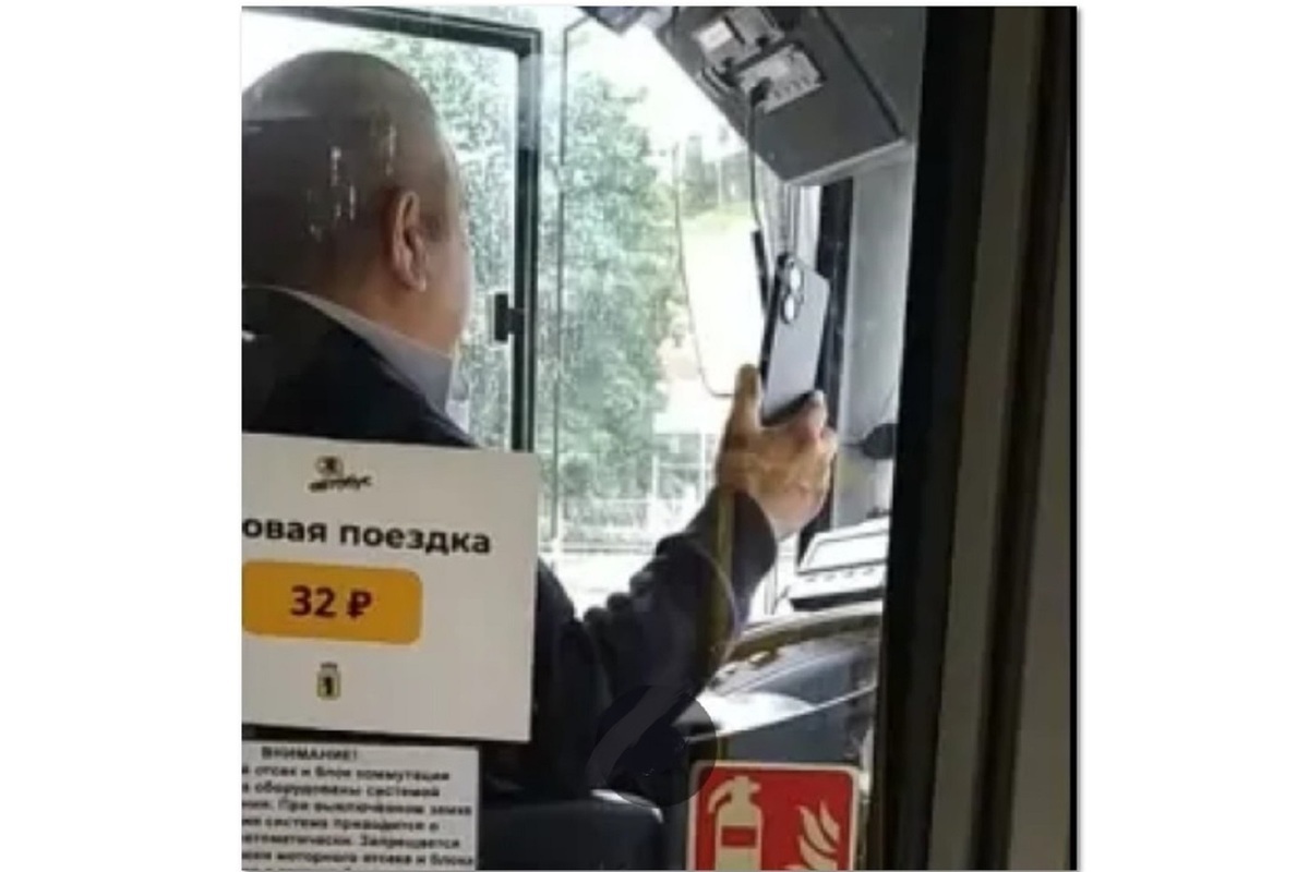 Ярославский водитель вел автобус, разговаривая по видеосвязи