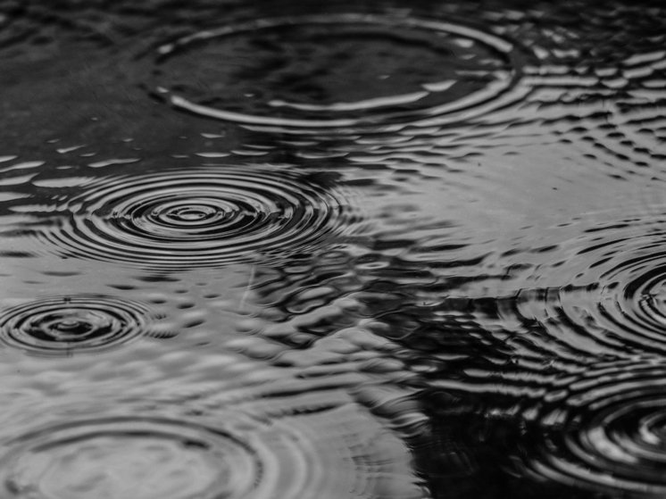 Вода вырвалась из-под земли в одном из районов в Кемерове
