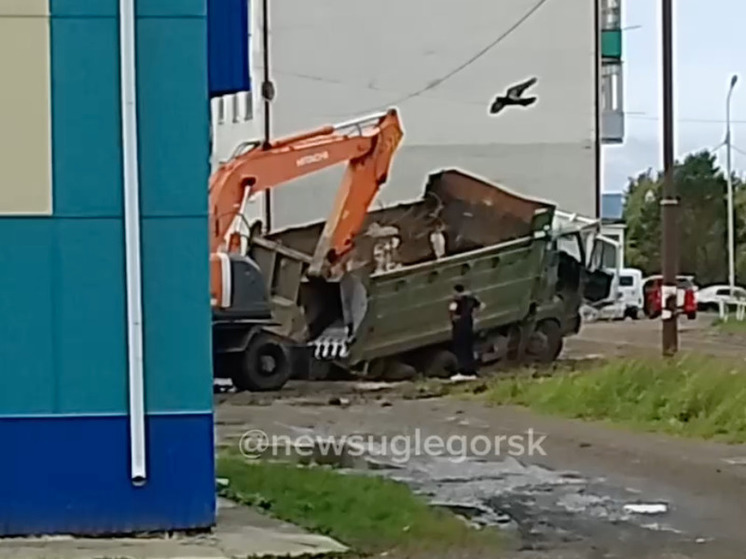 Грузовик провалился в яму во дворе многоквартирного дома на Сахалине