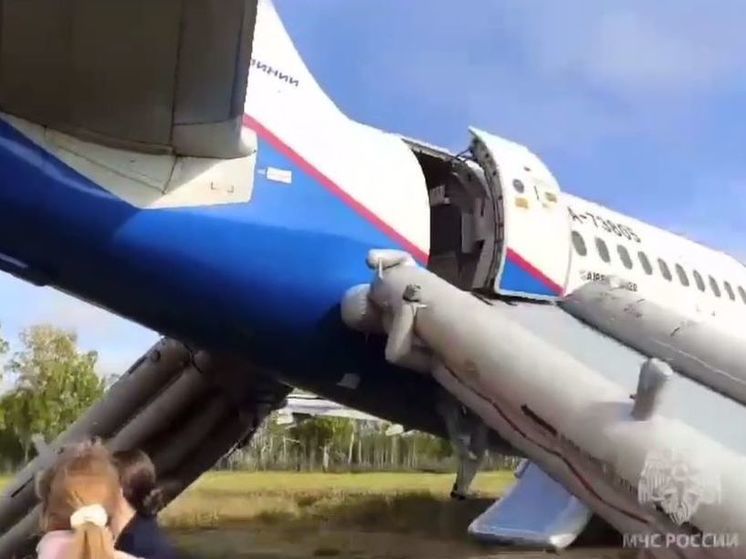 Появились первые снимки с места аварийной посадки самолёта Омск-Сочи в Новосибирской области