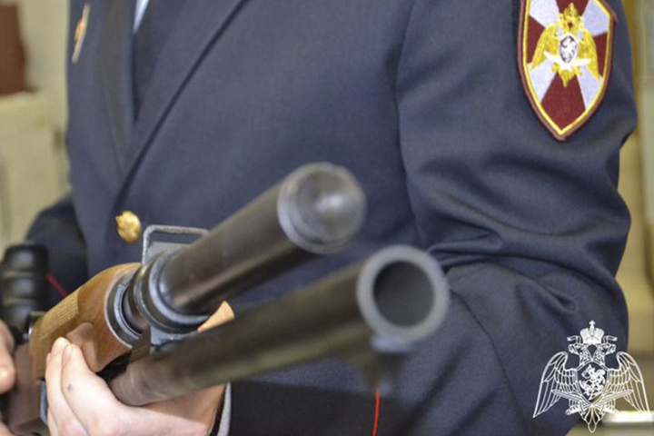 Костромич сдал правоохранителям два ружья, которые он нашел в лесу
