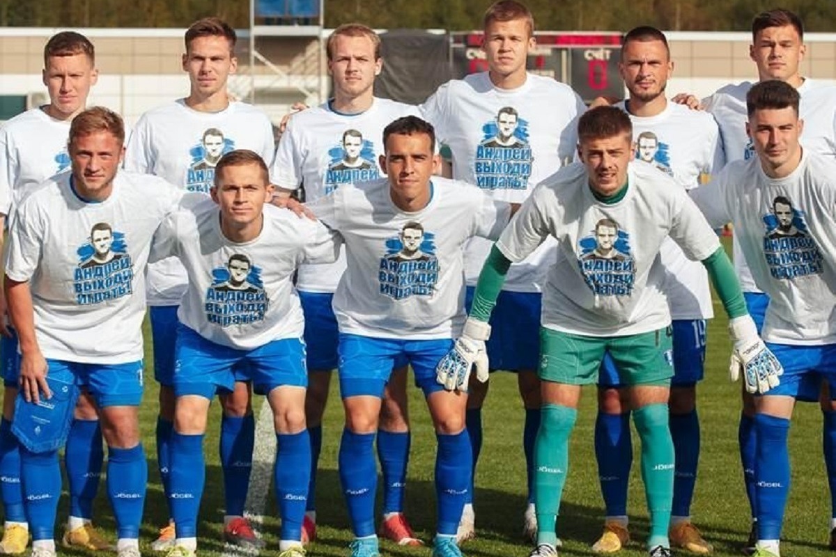 Калужские футболисты вышли на поле в футболках с лицом игрока в его поддержку