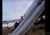 Пассажиры, оказавшиеся на борту Airbus A320 – самолета, который совершил вынужденную посадку в поле в Новосибирской области, поделились своими воспоминаниями о том, как их готовили к экстренной посадке