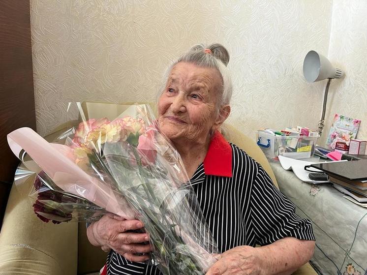 В Ялте поздравили Антонину Крапиву со 100-летием