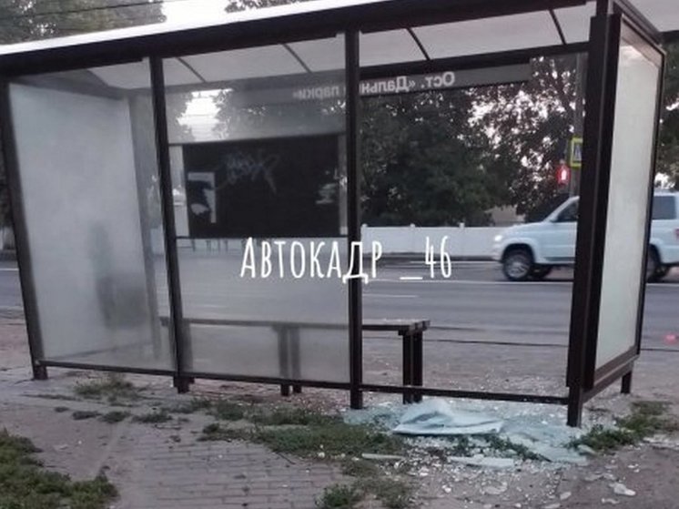 В Курске хулиганы разбили остановочный комплекс на «Дальних парках»