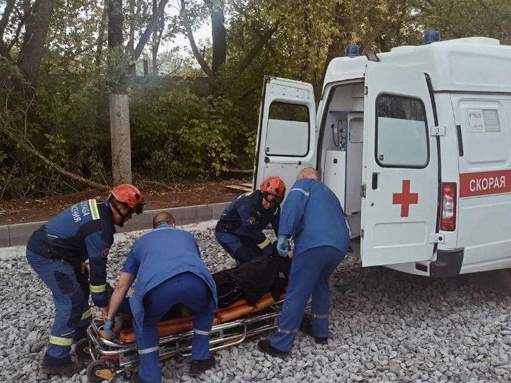 В Сарапуле спасатели помогли достать из оврага упавшего туда мужчину
