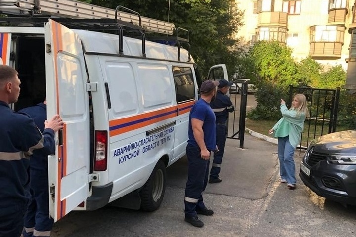 В Курске спасатели вскрыли квартиру пенсионерки, которой стало плохо