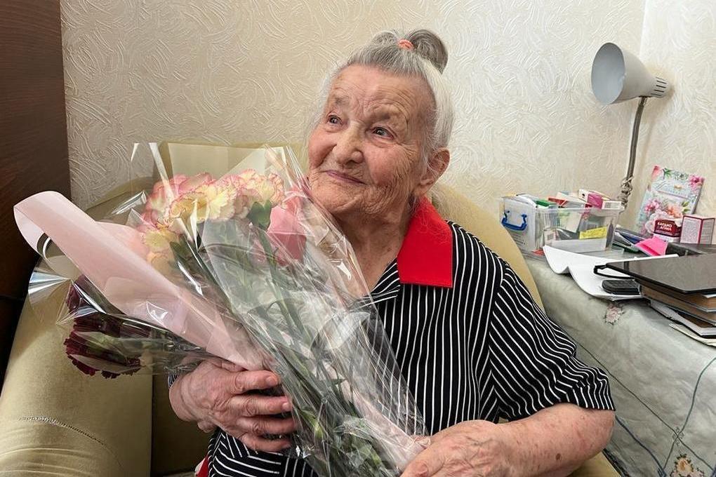 В Ялте поздравили Антонину Крапиву со 100-летием