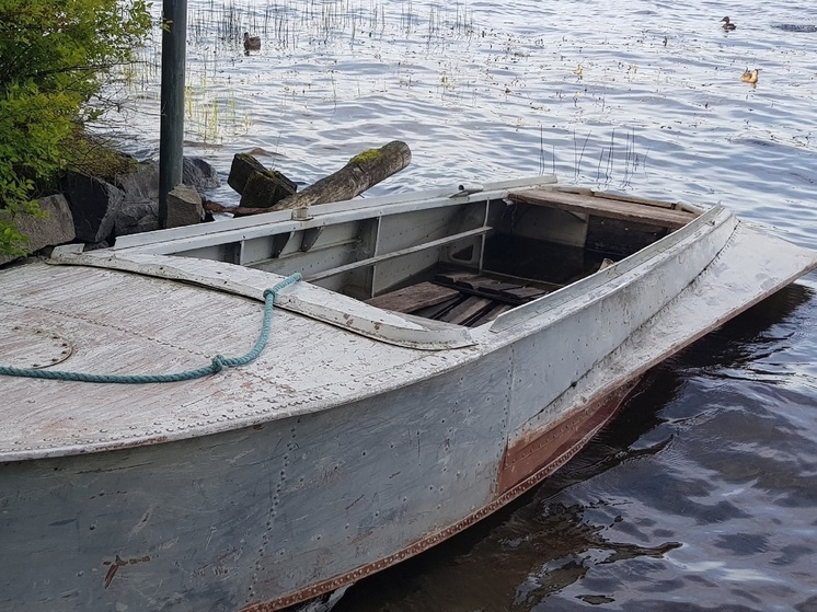 Тело молодого рыбака ищут водолазы на озере в Карелии