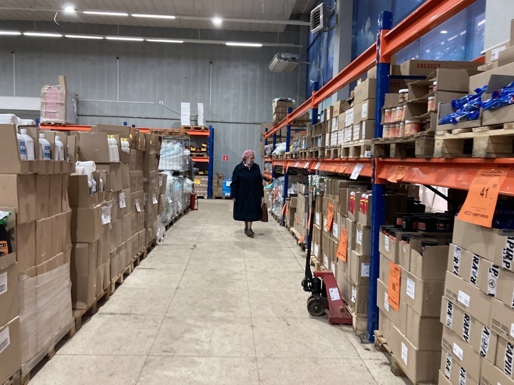 В саратовском гипермаркете 700-килограммовый груз упал на продавца