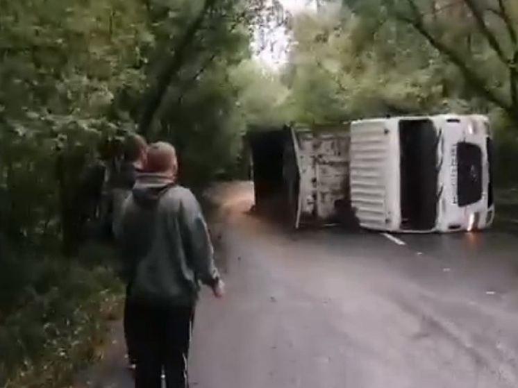 В Барнауле перевернулся грузовик с глиной