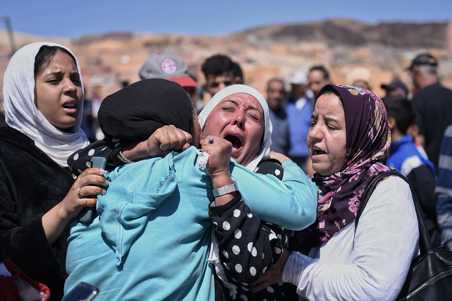 Эмоциональные фото из разрушенного землетрясением Марокко: тысячи погибших, круглосуточные поиски