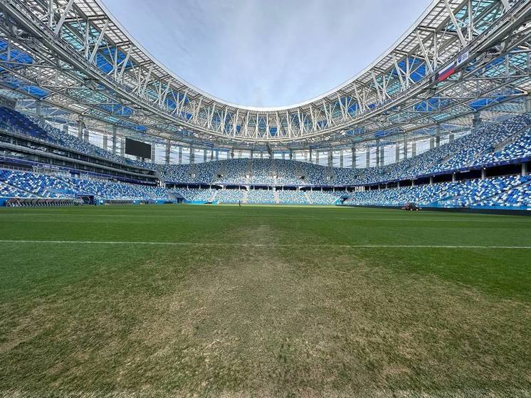 Футбольное поле на стадионе «Нижний Новгород» приводят в порядок после драки