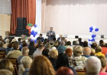 Валентин Коновалов приехал в рабочий поселок Майна Республики Хакасия, где провел открытый диалог с местными жителями