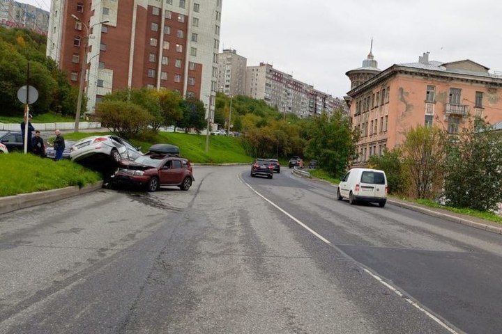 На улице Папанина в Мурманске столкнулись два автомобиля