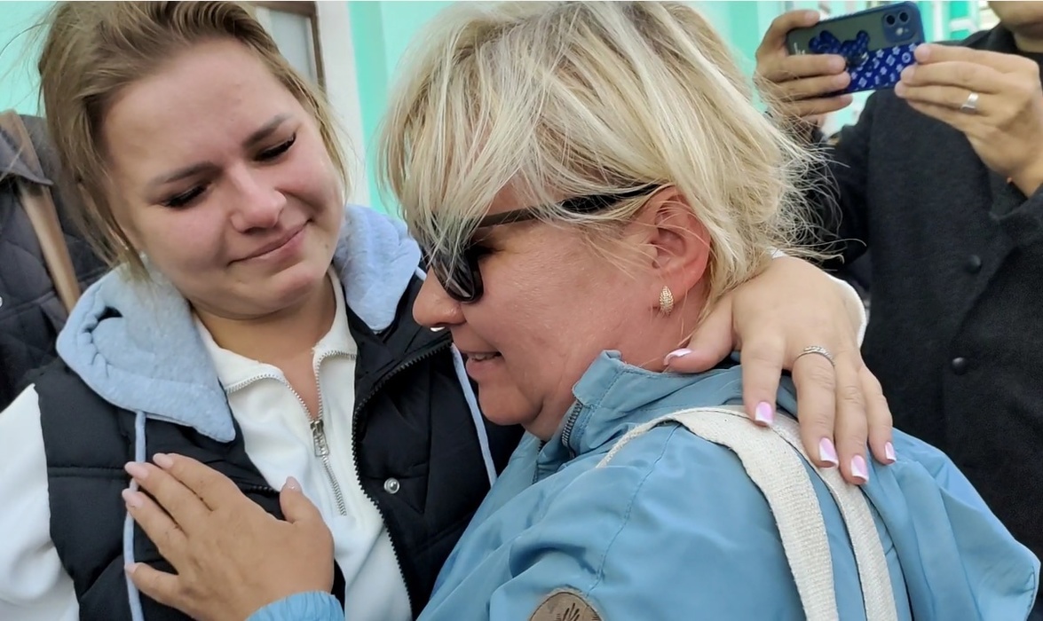 «От сердечных приступов до психологической помощи»: врачи ЦМК в Омске встретили пассажиров экстренно севшего самолета