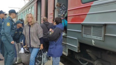 Пассажиры самолета, аварийно севшего в поле, добрались до Омска: видео встречи