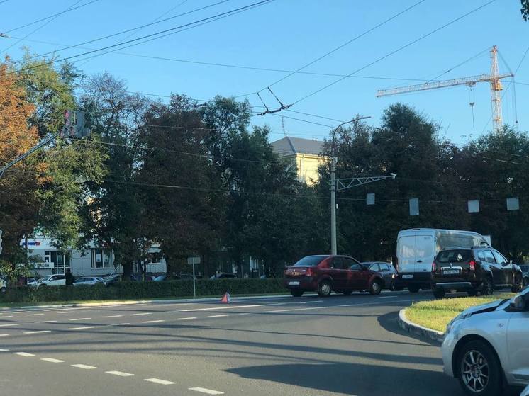 В Белгороде перекрыта одна полоса движения по проспекту Богдана Хмельницкого в сторону центра