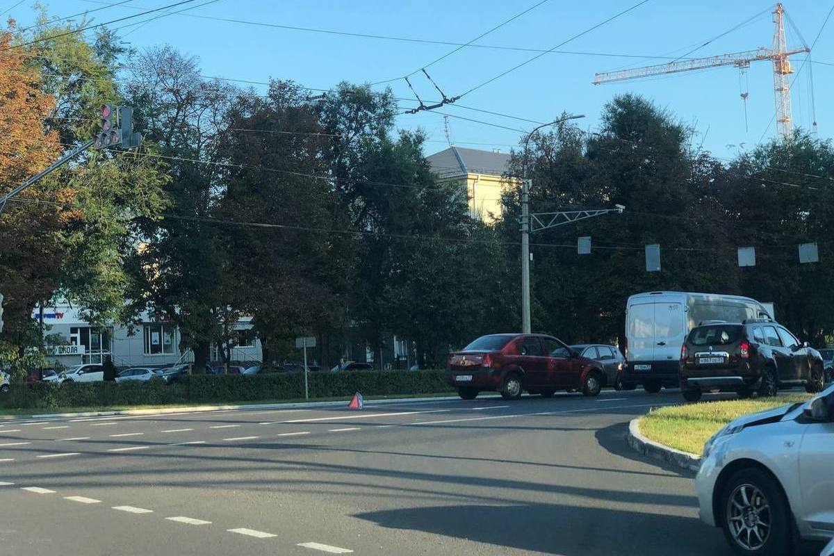 В Белгороде перекрыта одна полоса движения по проспекту Богдана Хмельницкого в сторону центра