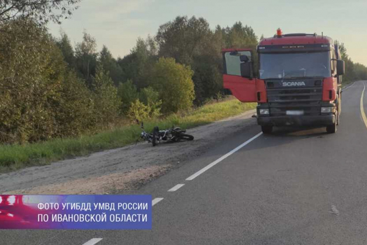 В Ивановской области водитель мопеда погиб при столкновении с большегрузом