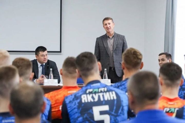 Ратмир Мавлиев встретился с игроками и тренерами волейбольного клуба «Урал»
