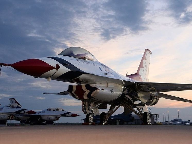 Пентагон уточнил сроки обучения украинских летчиков работе с F-16