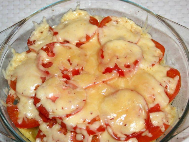 Картофель с помидором и сыром в микроволновке