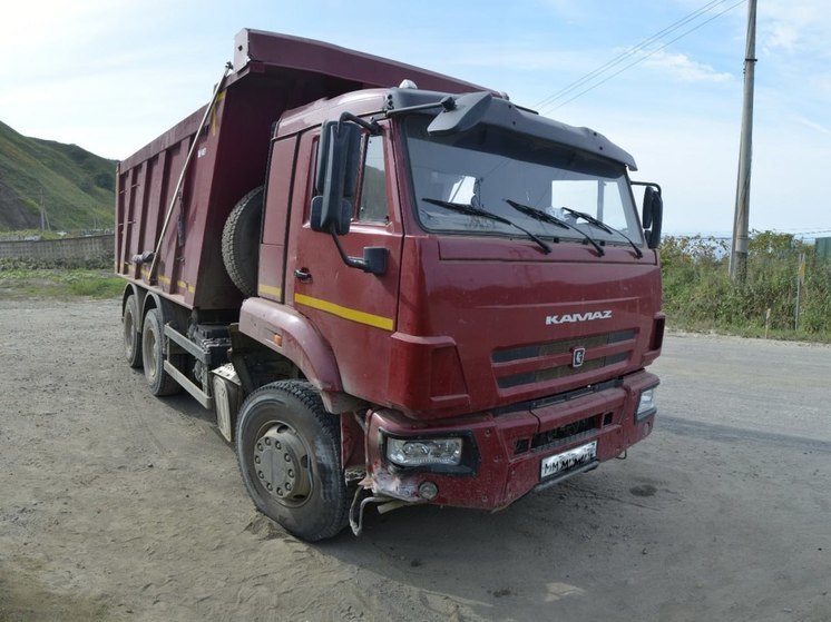 Сахалинец угнал служебный КамАЗ ради алкоголя и попал в ДТП