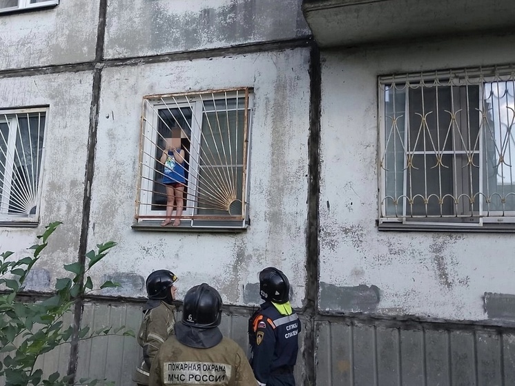 В Челябинске ребенок застрял в оконной решетке