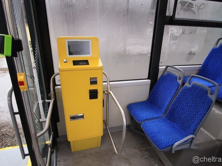 В новых челябинских троллейбусах установили автоматы по продаже разовых билетов
