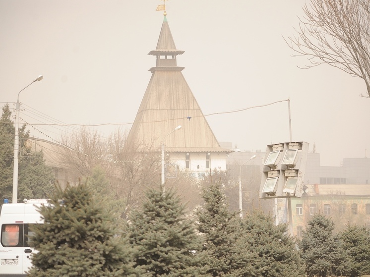 В Астрахани из-за смога родителей просят забрать детей из школы