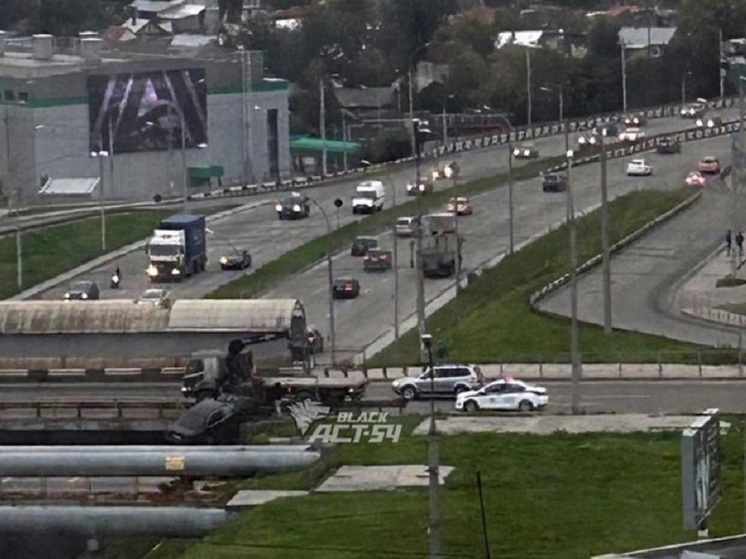 В Новосибирске автомобиль пробил ограждение и повис на заборе