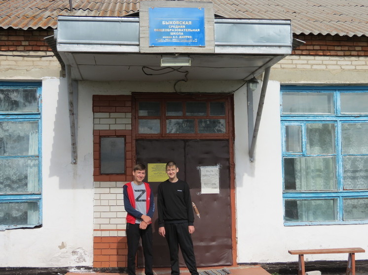 Лидер алтайских социалистов Терентьев взял на контроль организацию учебы в быковской школе Шипуновского района