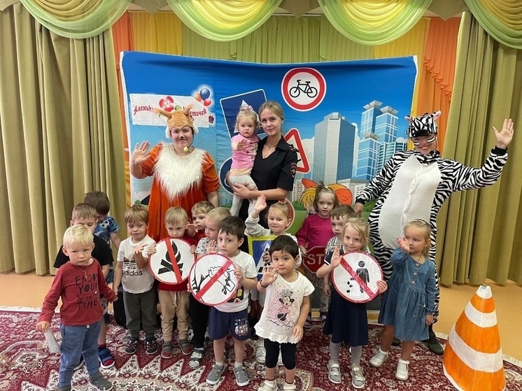 Сотрудница ГИБДД провела минутку безопасности в детском саду №35 в Рязани