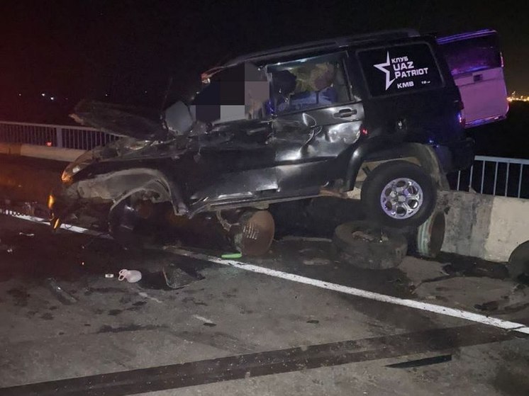 На Ставрополье погиб пассажир авто из-за выпавших на трассу металлических труб