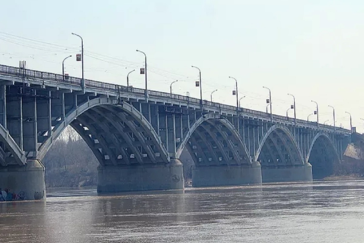 Бийск фото моста Коммунальный мост в Бийске переводят в режим реверсивного движения из-за поврежд