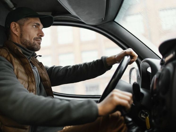 Водитель фуры подавился конфеткой и уничтожил половину двора под Ростовом