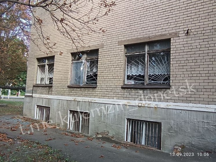 Снаряд ВСУ разорвался на футбольном поле вблизи школы в Донецке