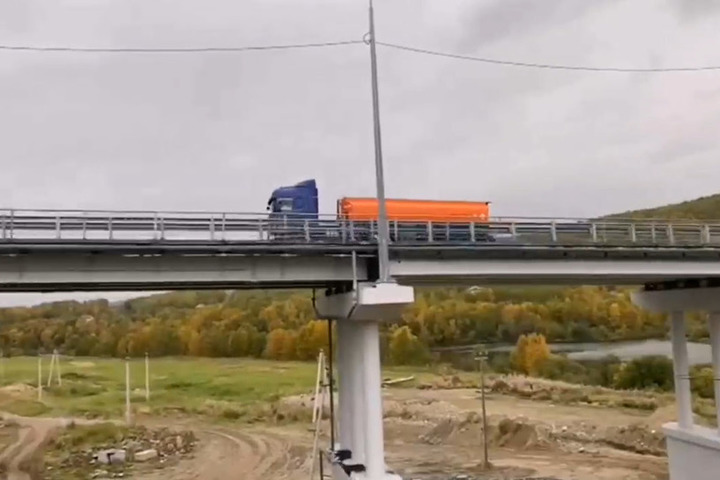 В Мурманской области открыли движение по автодорожному мосту через реку Кола