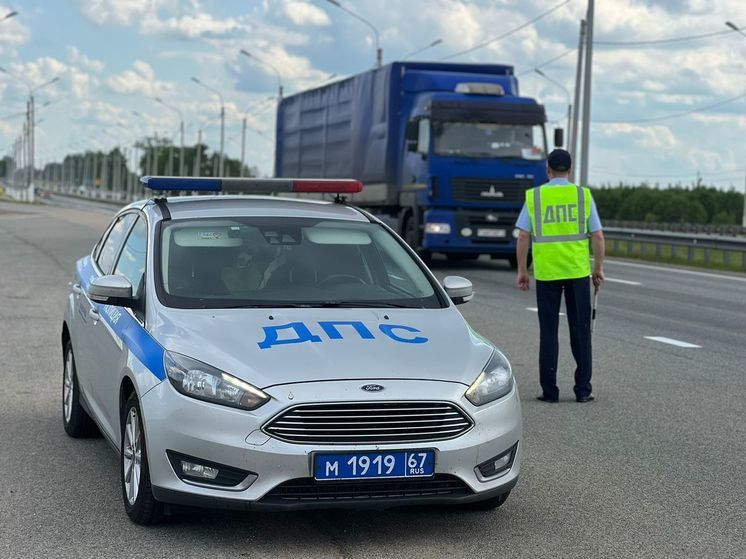 На трассе М-1 в Краснинском районе столкнулись две фуры
