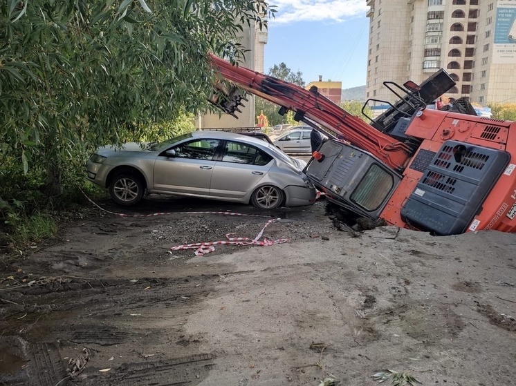В Миассе экскаватор провалился под землю