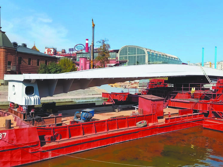 В Москву доставили новый мост, который свяжет Балчуг с "Музеоном"