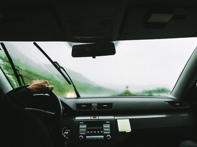 ГИБДД Карелии просит водителей резко не тормозить в непогоду