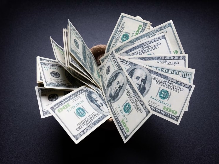 "Не стоит пока бежать в обменник": томичам рассказали, как распорядиться долларовыми накоплениями