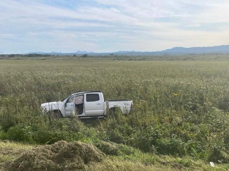 Автомобиль Toyota Tacoma съехал в кювет на трассе Южно-Сахалинск — Оха