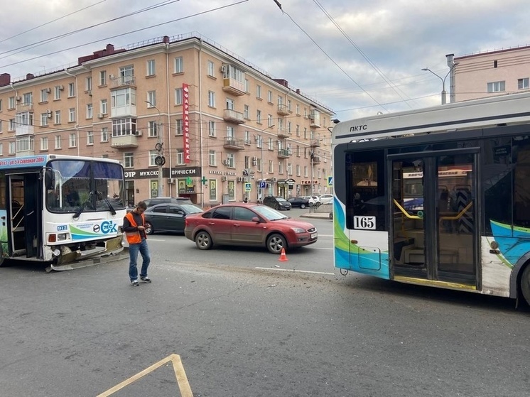 Один человек пострадал при столкновении автобуса и троллейбуса в центре Омска