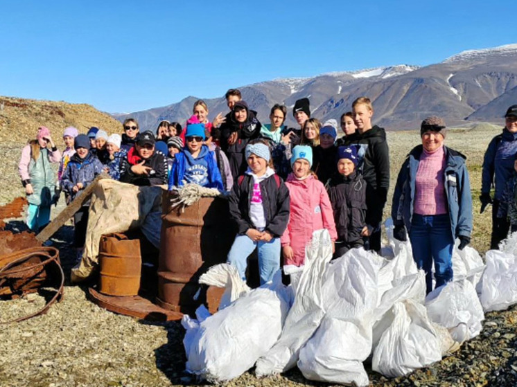 Туристические клубы очистили от мусора берег около Эгвекинота