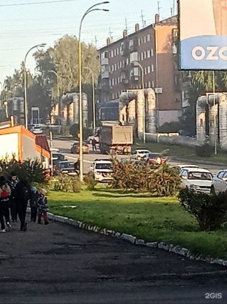 ДТП с участием грузовика произошло на кемеровской улице
