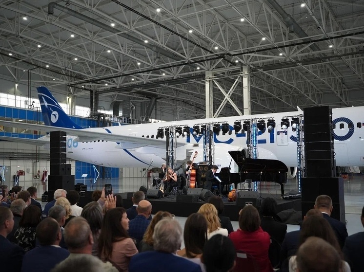 Денис Мацуев дал концерт в ангаре самолёта МС-21 на Иркутском авиационном заводе ОАК